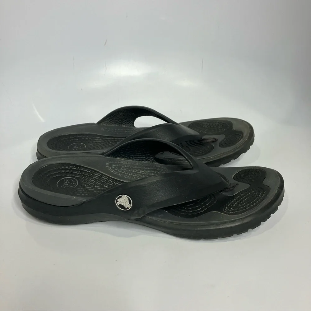 Crocs black flip flops unisex sizing‎